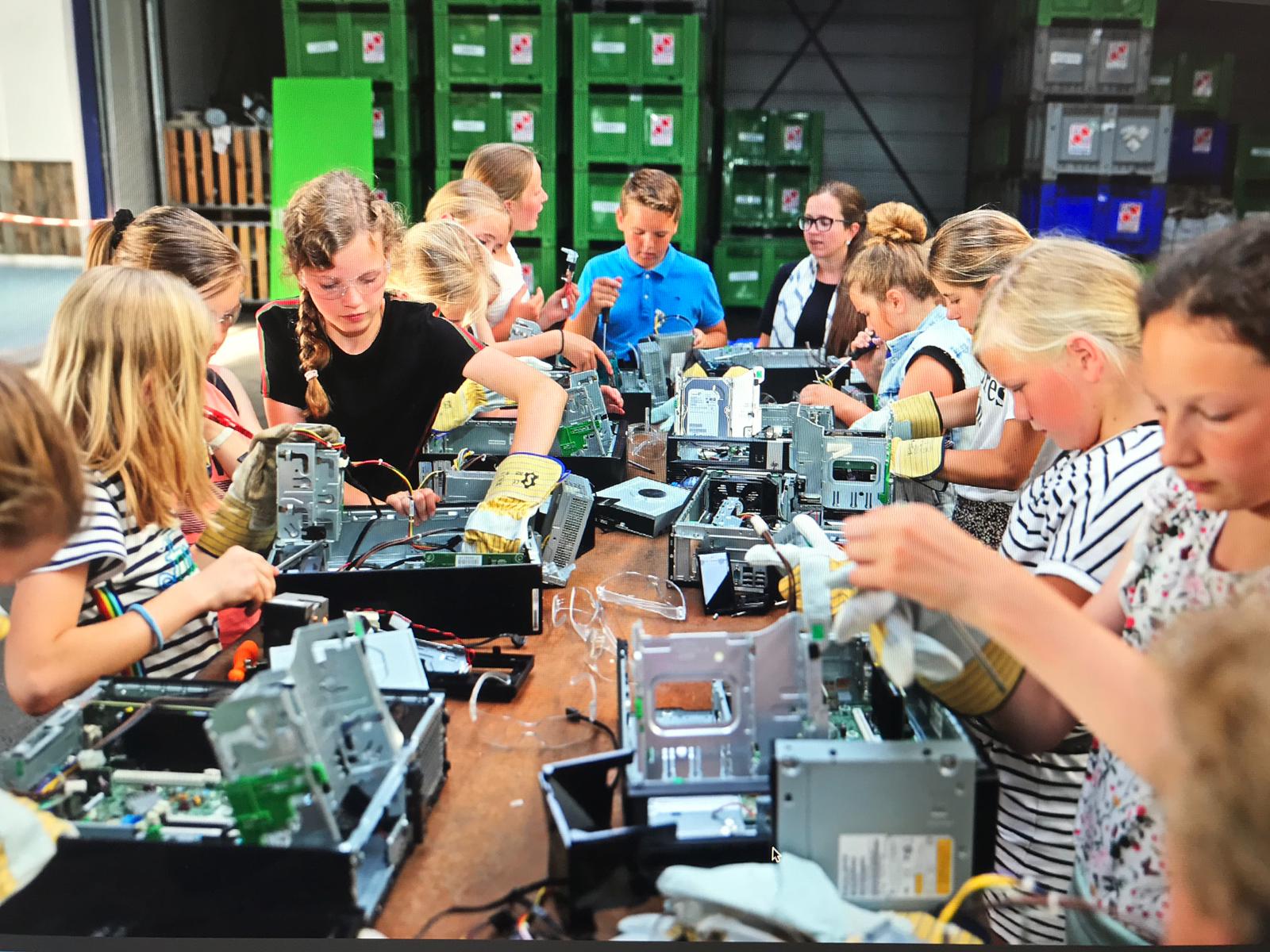 Basisschool brengt bezoek aan Innovation Plant na prijs E-waste Race